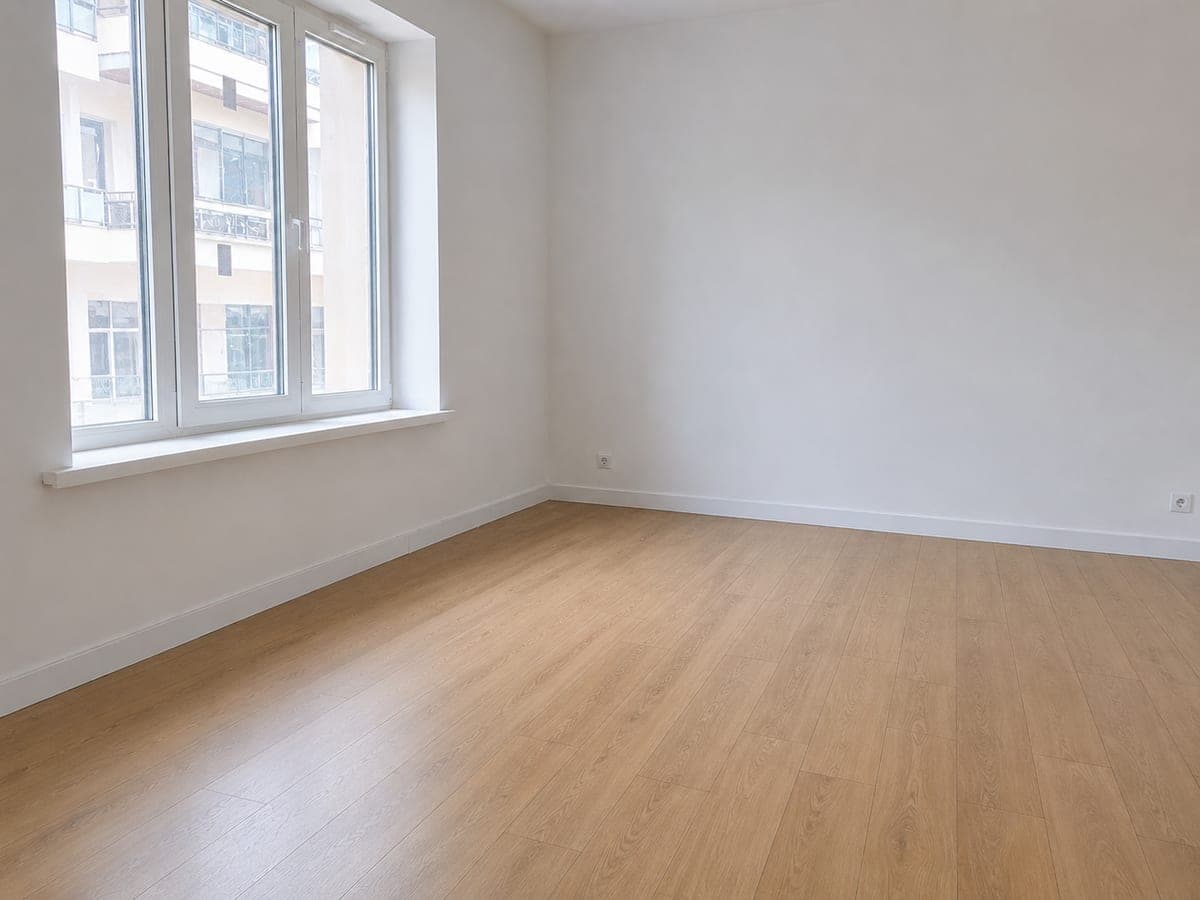 Le même parquet nettoyé, pièce prête à être occupée